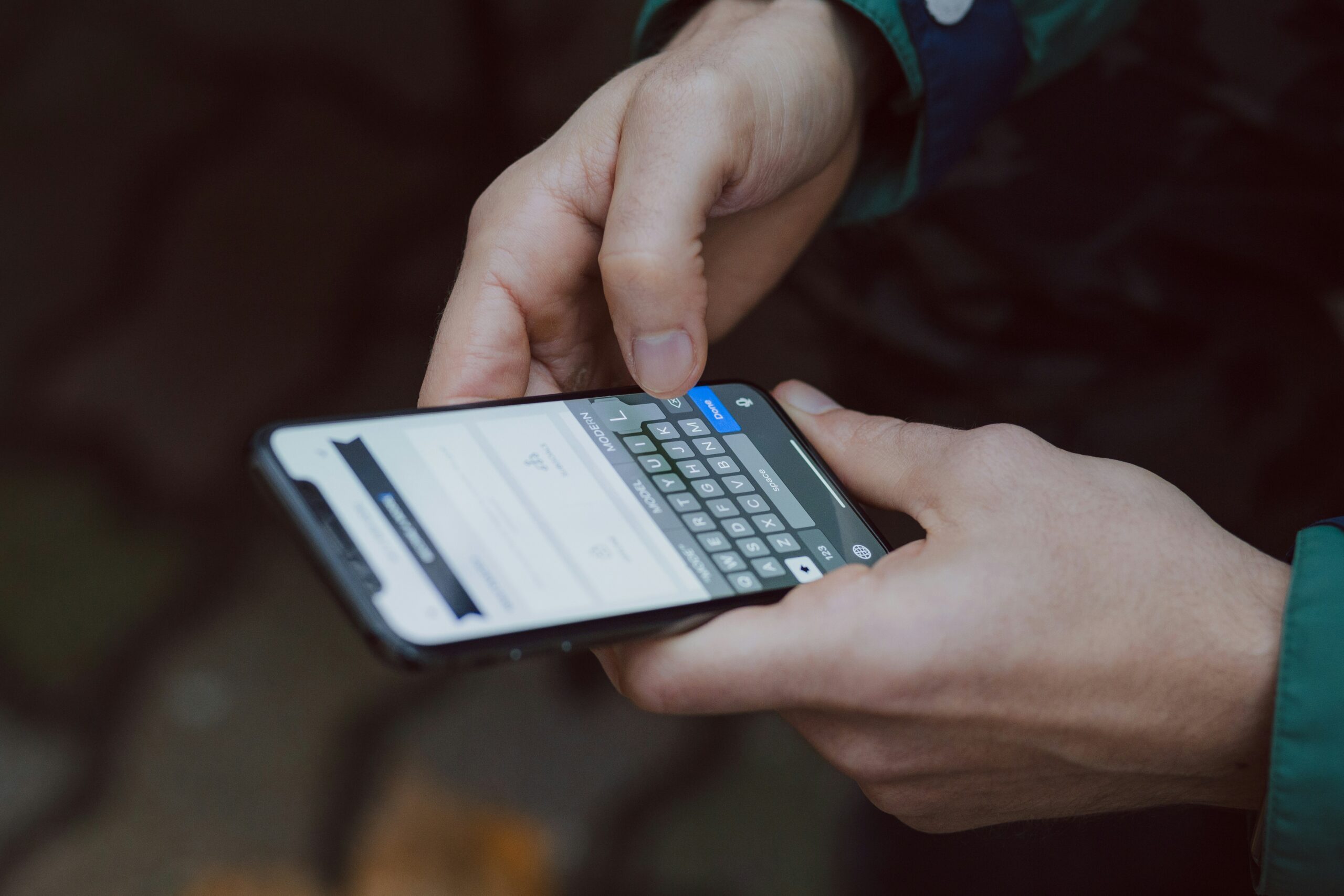 bosch-solution-6000-business-app-control - SIPKO Security Person checking a phone