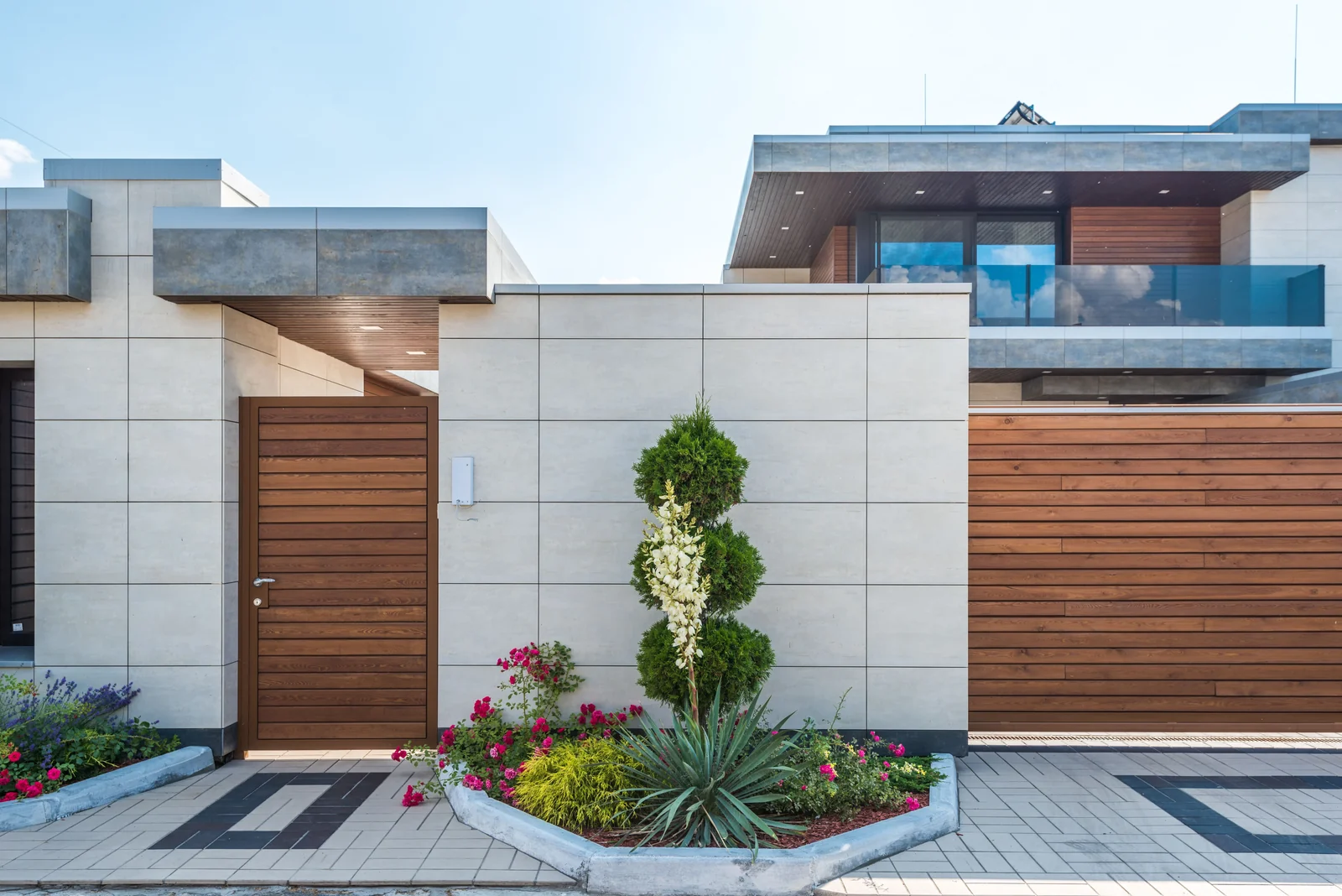 House entrance and front garden - SIPKO Security Modern house with a wooden entrance gate, balcony and planted front garden