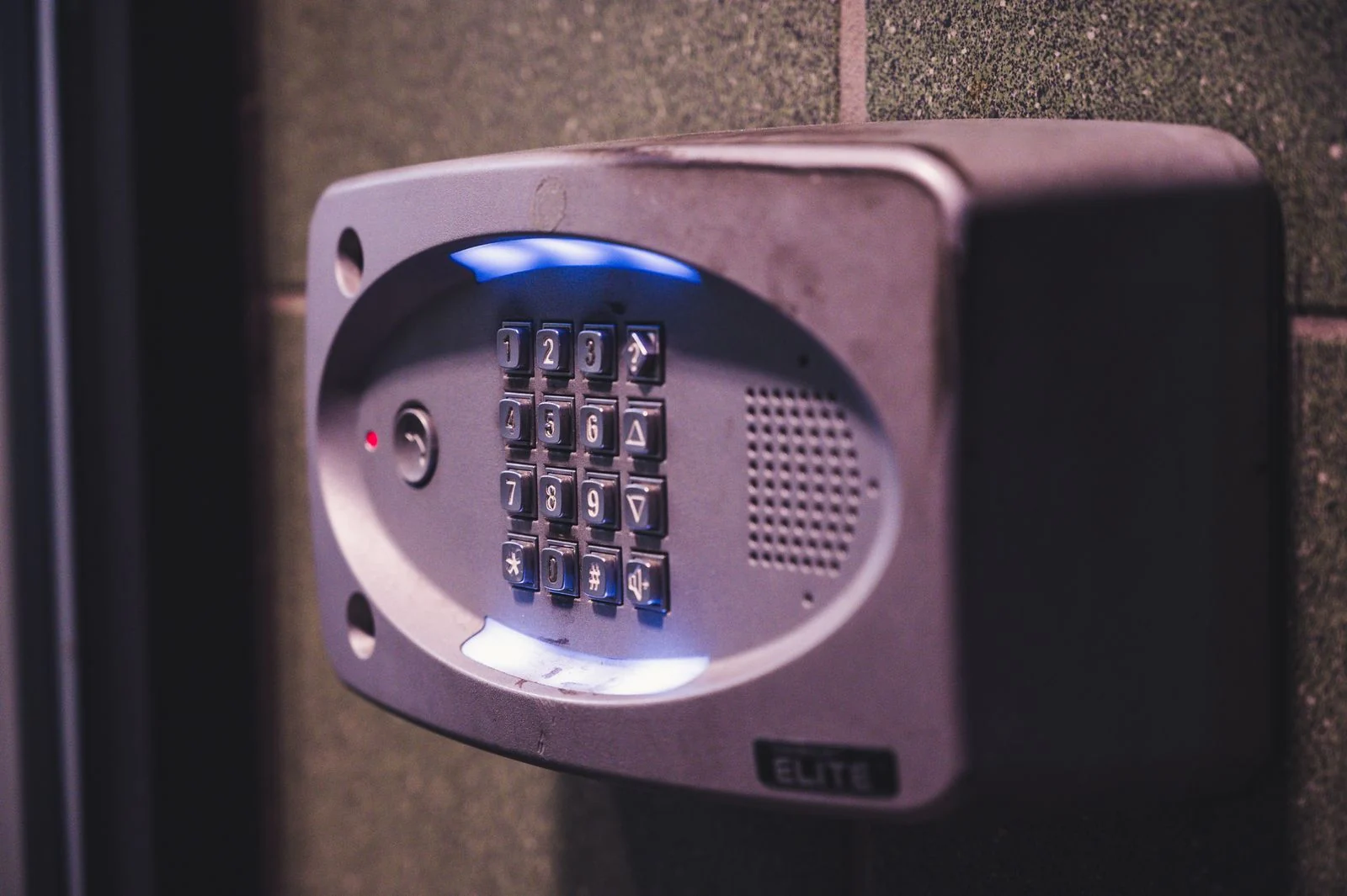 Identify Alarm - supporting photo 1 - SIPKO Security Wall-mounted entry keypad with a speaker and illuminated number buttons, which controls a door or gate rather than an alarm