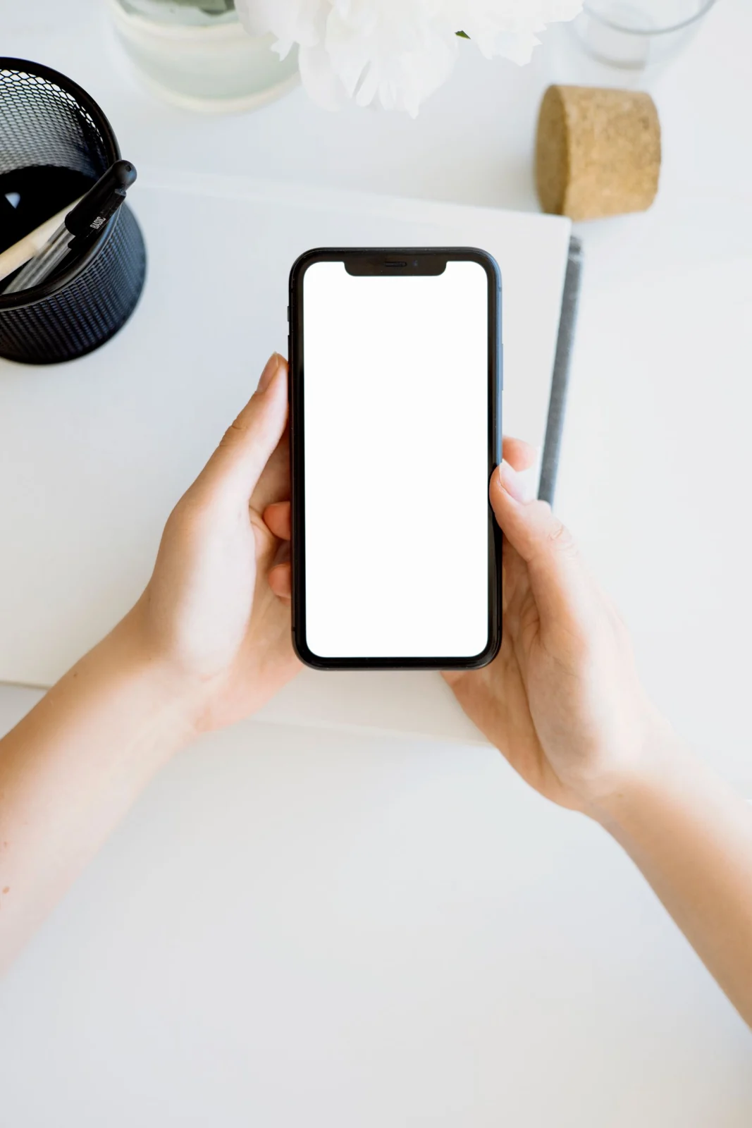 Mobile Data - supporting photo 1 - SIPKO Security Hands holding a smartphone with a blank screen
