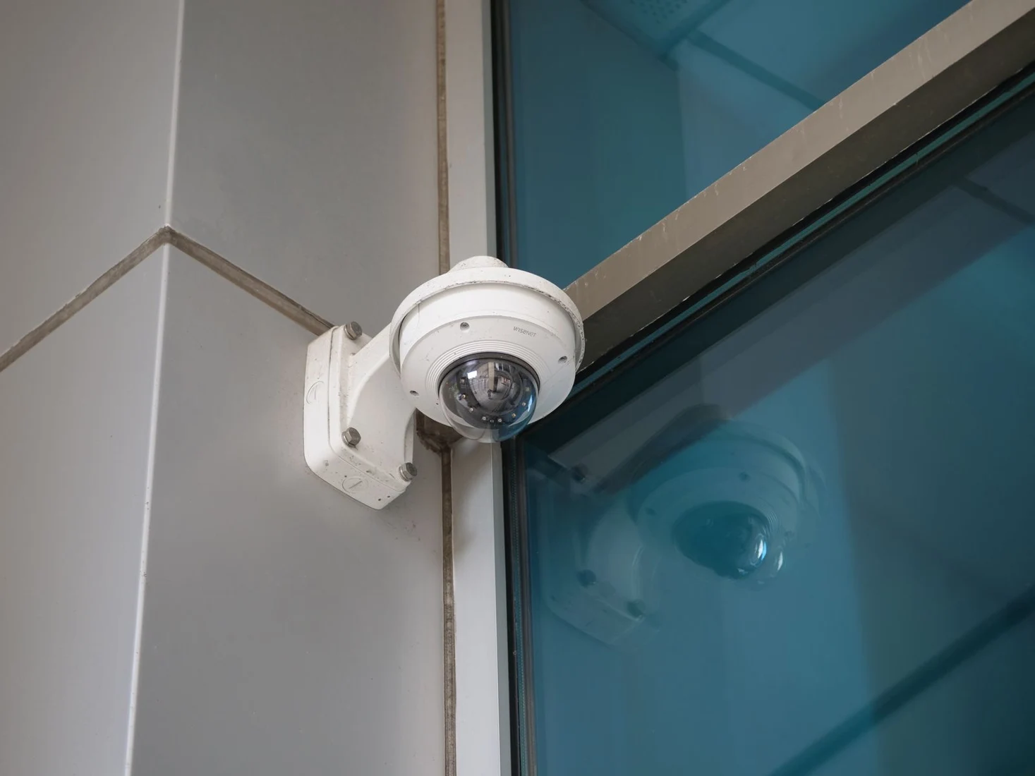 Outdoor security camera mounted on the corner of a building - SIPKO Security Outdoor security camera mounted on the corner of a building